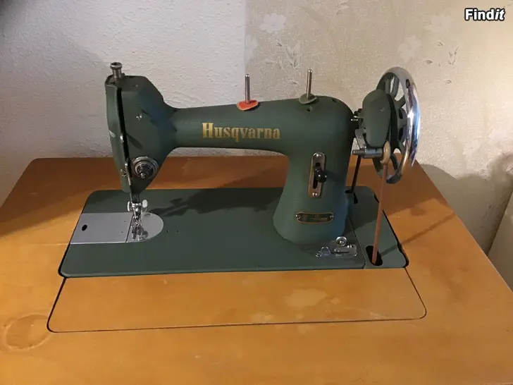 Säljes En gammal vacker och  välhållen Husqvarna tramp symaskin