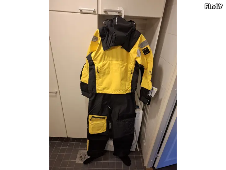 Myydään Uusi Typhoon Ps440 pelastuspuku