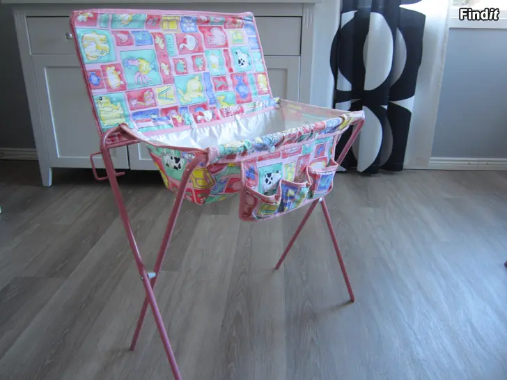 Myydään Kylpy/hoitopöytä Babyborn nukeille