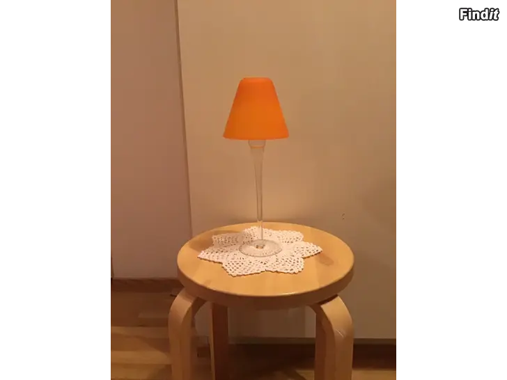 Säljes 1 st vacker  ljusstake i glas med separat skärm iglas