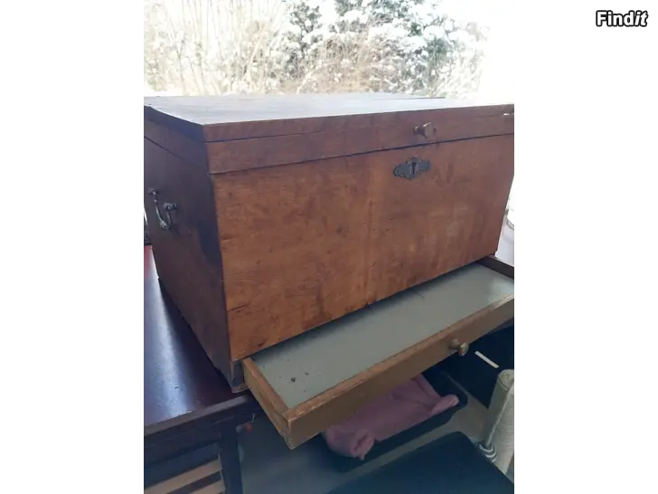 Myydään Laatikko laatikolla