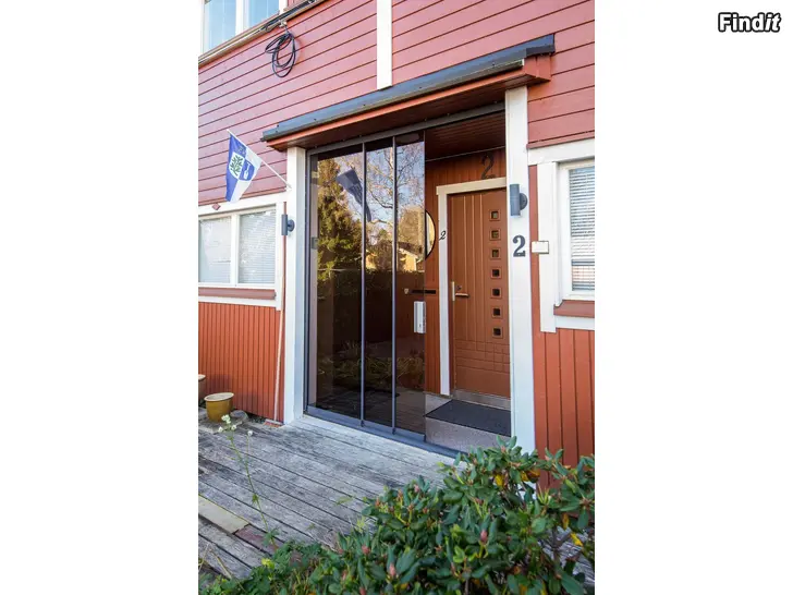 Säljes 3 erillistä mh + avok + + 2 kph + s +askarteluhuone + oma piha. Kirkkokatu 17 Kaskinen