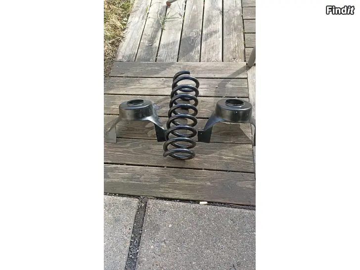 Myydään mb W210 etu kierrejousi ja jousikupit 2kpl
