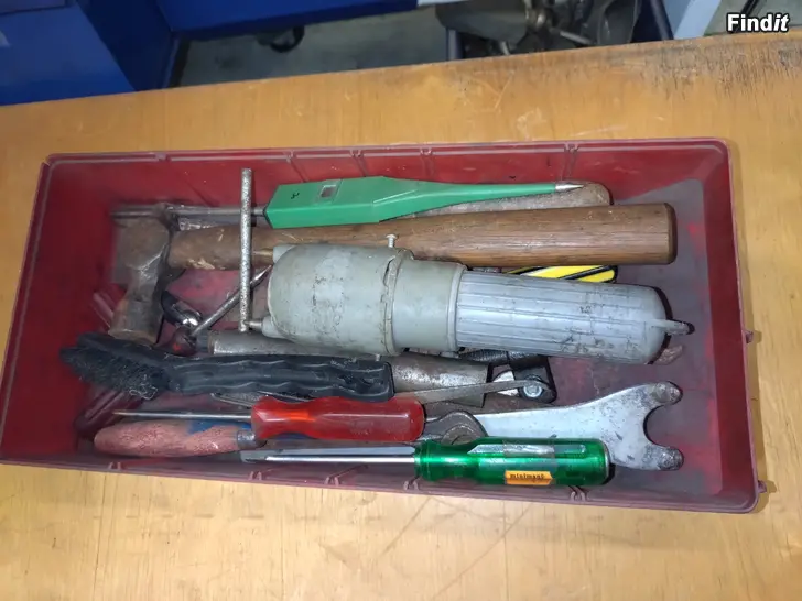 Säljes En dryg handfull gamla verktyg