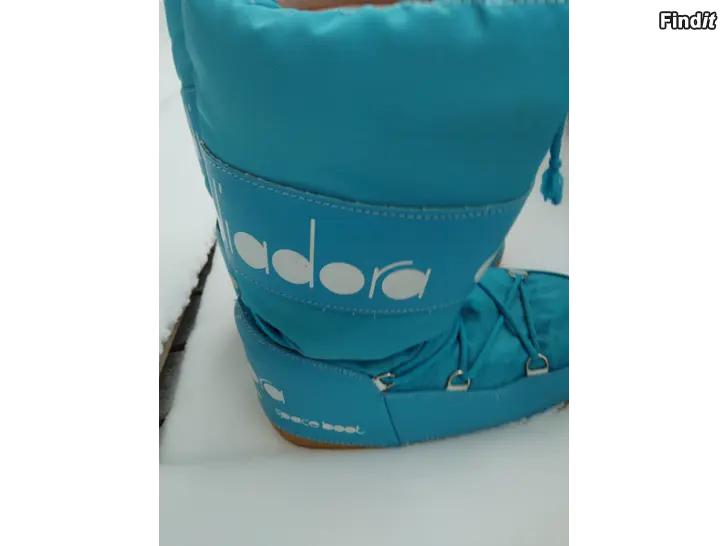 Myydään Moonbootsit