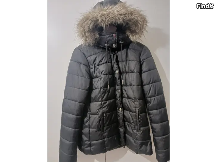 Säljes 40 Naisten talvitakki ellos musta hupullinen