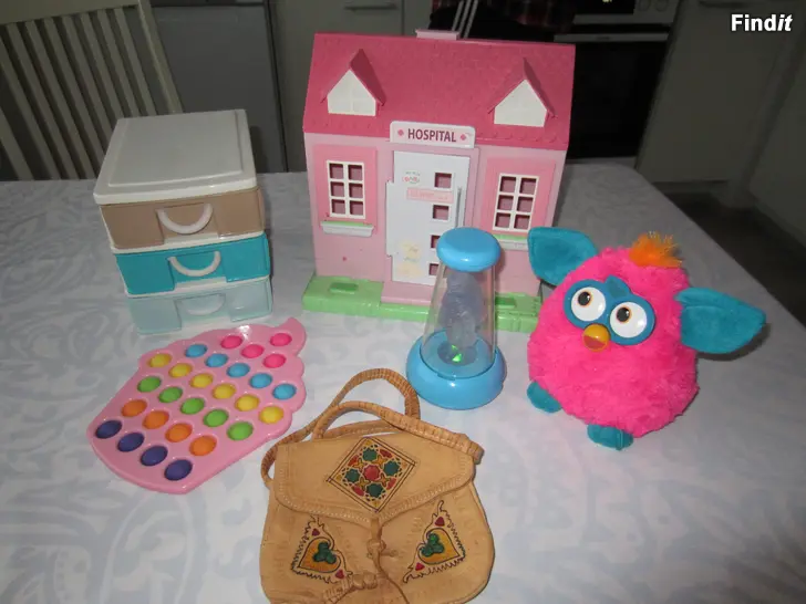 Myydään Laatikosto,talo ym