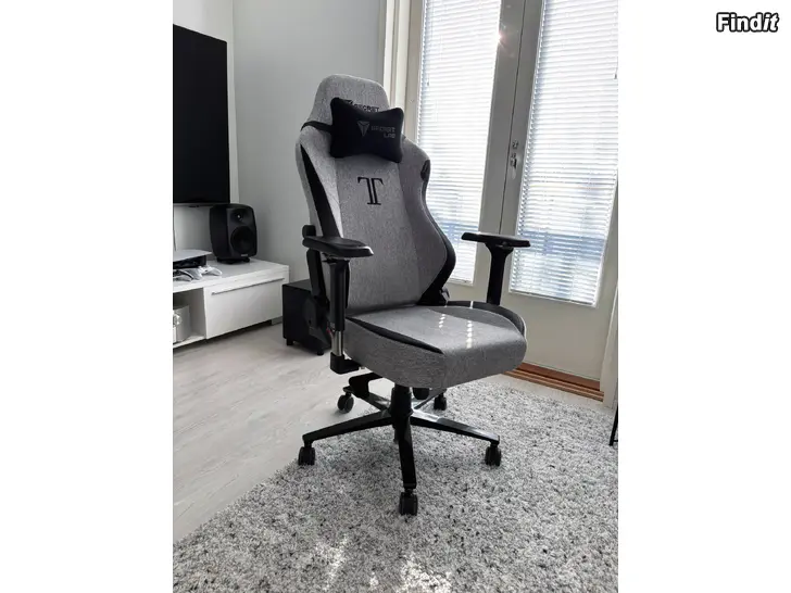 Myydään Secretlab TITAN 2020