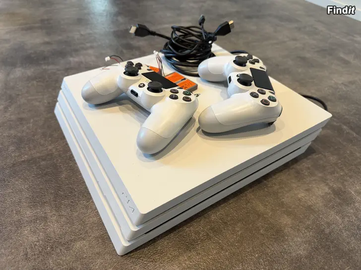 Säljes PlayStation 4 Pro 1TB Glacier White  2 handkontroller + 4 spel