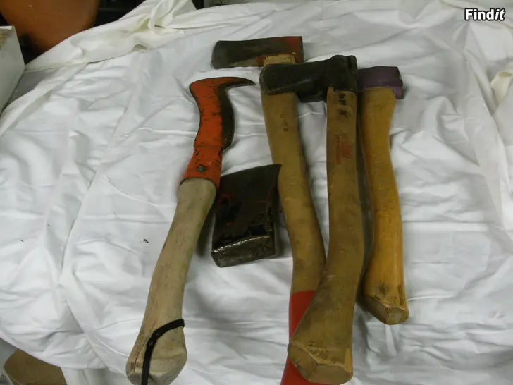 Säljes 4 gamla yxor + vesuri