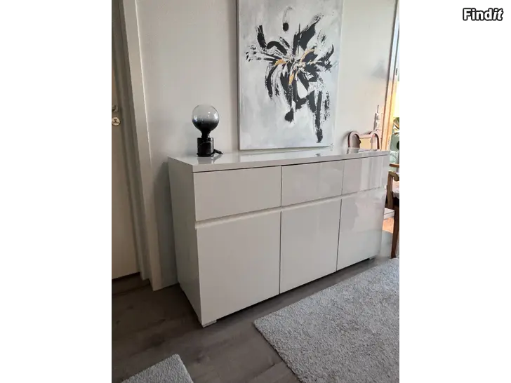 Myydään Säljes högblank vit skänk/skåp