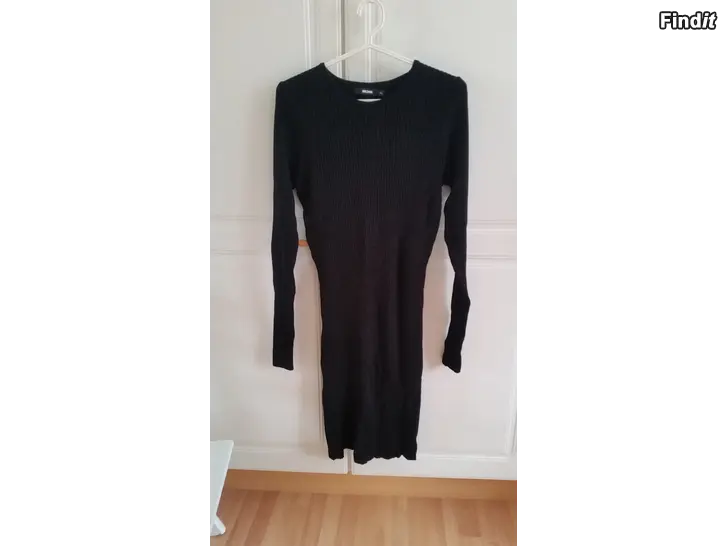 Myydään BikBok musta neulemekko koko XL- joustava ribbineule  -hinta 6e