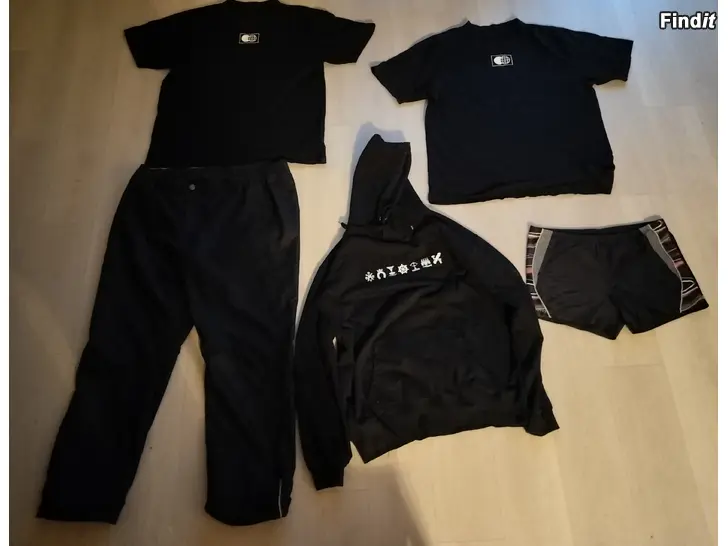 Myydään kuumaa bändin  toppahousut