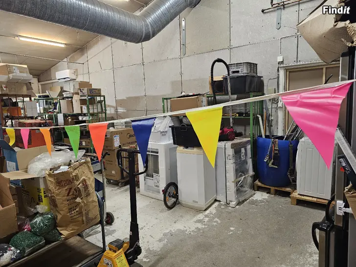 Säljes Flaggspel flerfärgade vimplar för kalas eller pride 35 st flaggor