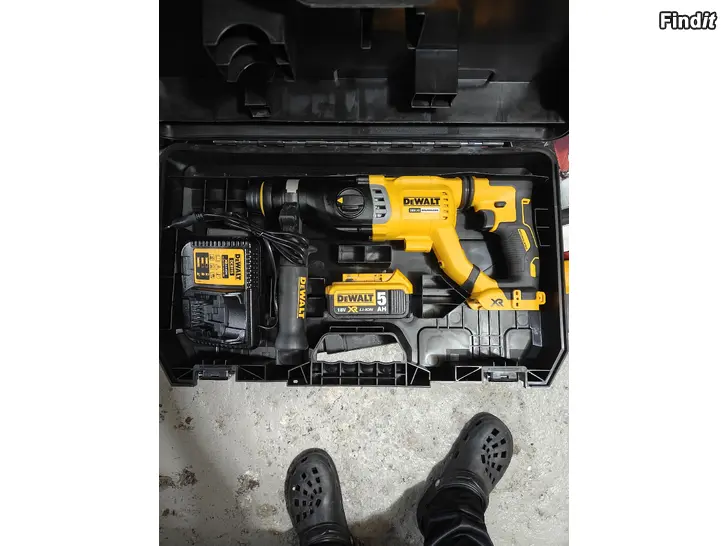Myydään DeWalt poravasara ja pölynpoistolaite