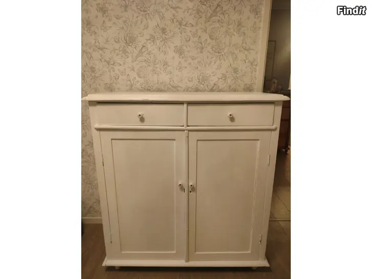 Myydään Gammalt skåp