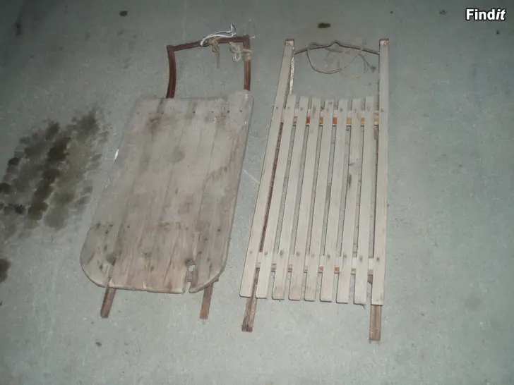 Myydään 2 vanhaa kelkkaa