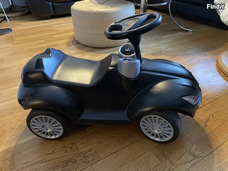 Myydään Mercedes potkuauto musta