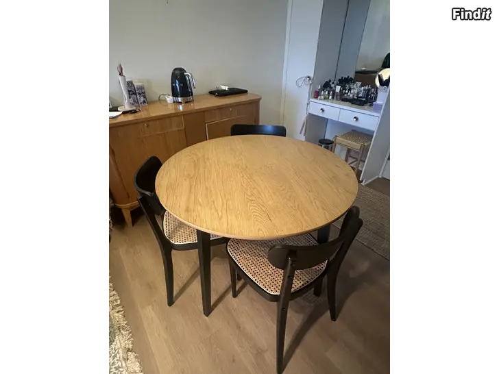 Säljes Matbord + 3 stolar