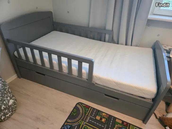 Säljes Säljes Juniorsäng