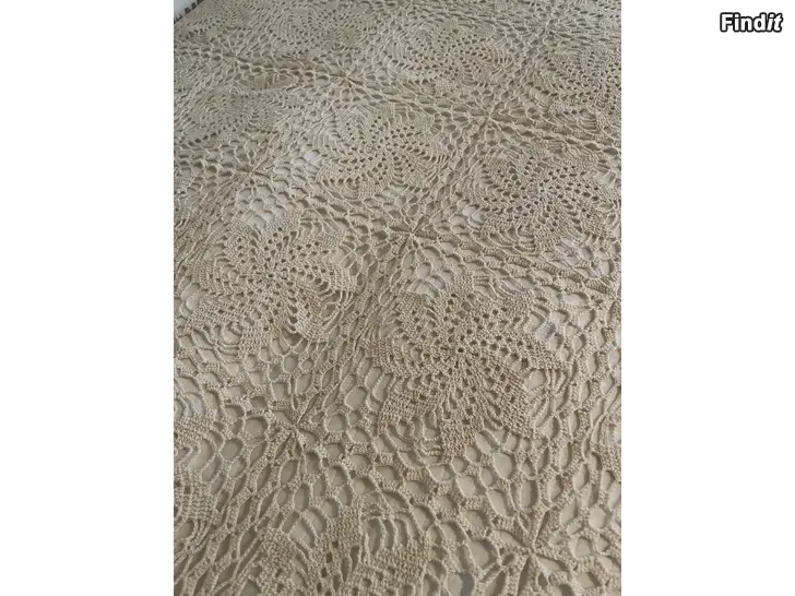 Säljes Hand virkat sängöverkast