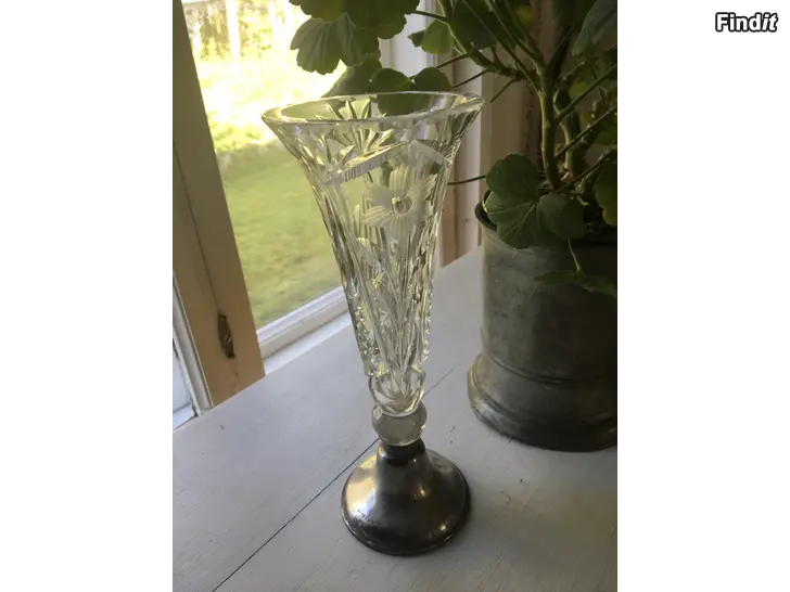 Säljes Kristallvas med silverfot