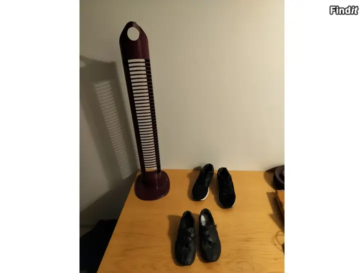 Myydään CD teline kengät