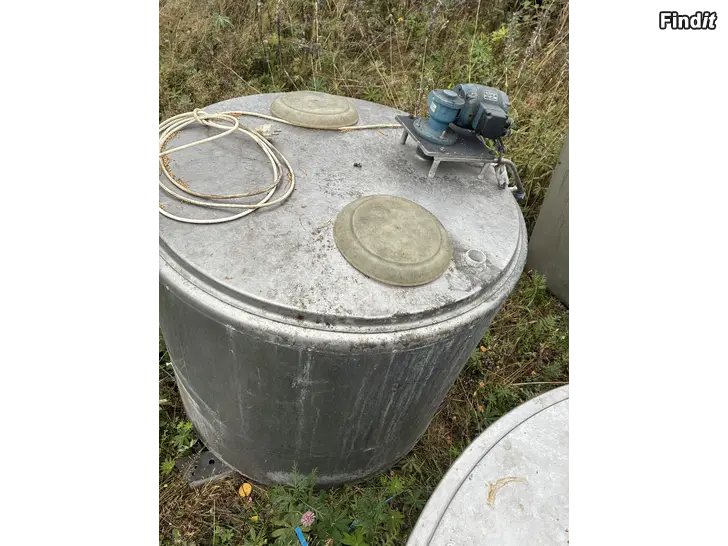 Säljes Rostfria 400 liters tankar med omrörare
