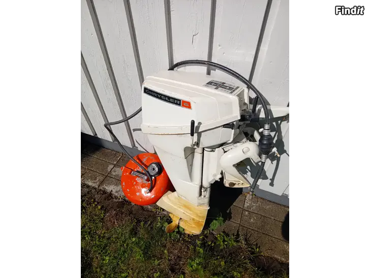 Myydään Chrysler 2 syl.perämoottori