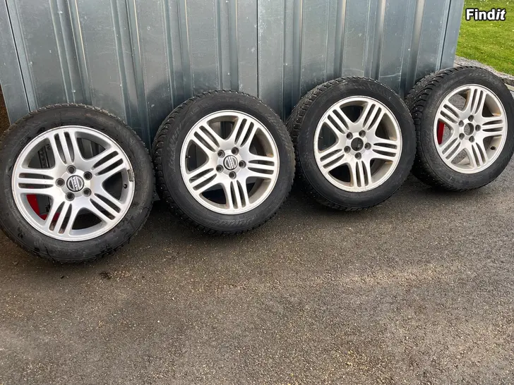 Säljes Volvo original lättmetall fälgar med vinterdäck