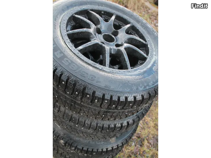 Säljes Ford alu med vinter däck