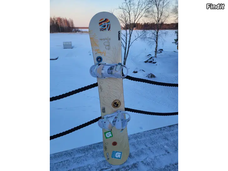 Myydään Nitro Lumilauta Burton siteillä