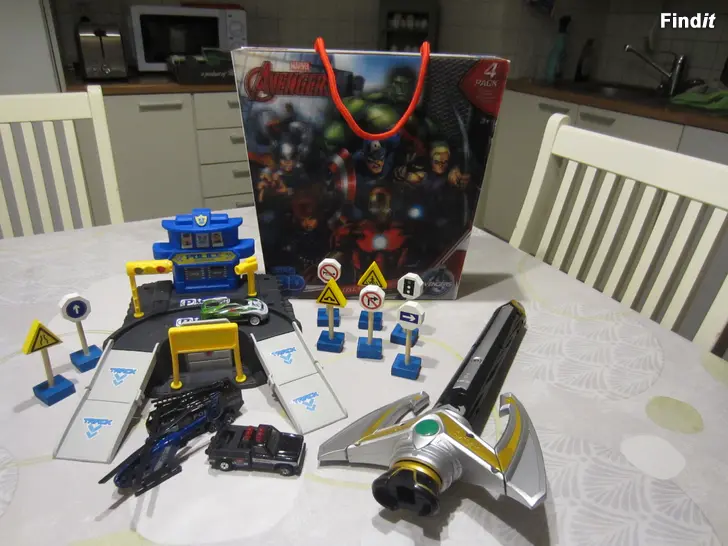 Myydään Laatikossa 4 palapeliä,ym leluja.kaikki kerralla myyntiin