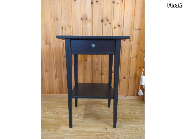 Myydään Hemnes sivupöytä, Ikea