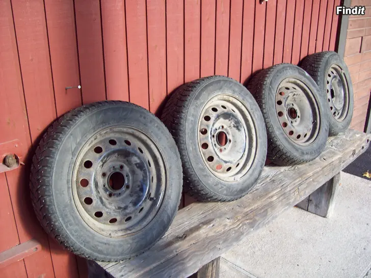 Myydään Sailun Ice Blazer nastarenkaat 175/65R14 Citroen C3 peltivanteilla