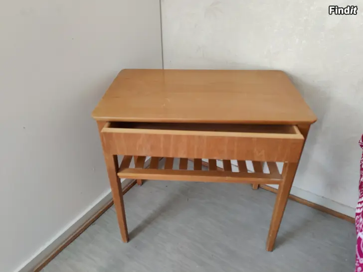 Myydään Yöpöytä