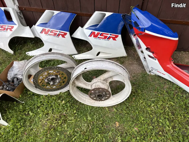 Myydään Honda NSR katteita ja vanteet