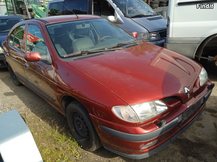 Myydään Renault Megane 2,0 RT manuaali 1997 varaosina