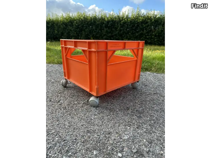 Säljes Orange Retro back med hjul