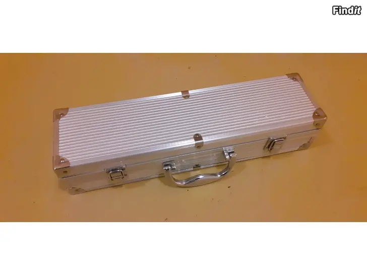 Myydään Kodin Käyttötavaraa Lääkekaappi,Vaatekoukkuja,Kynttilälyhty,Silitysrauta yms