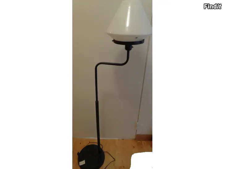 Säljes Golvlampa med glasskärm
