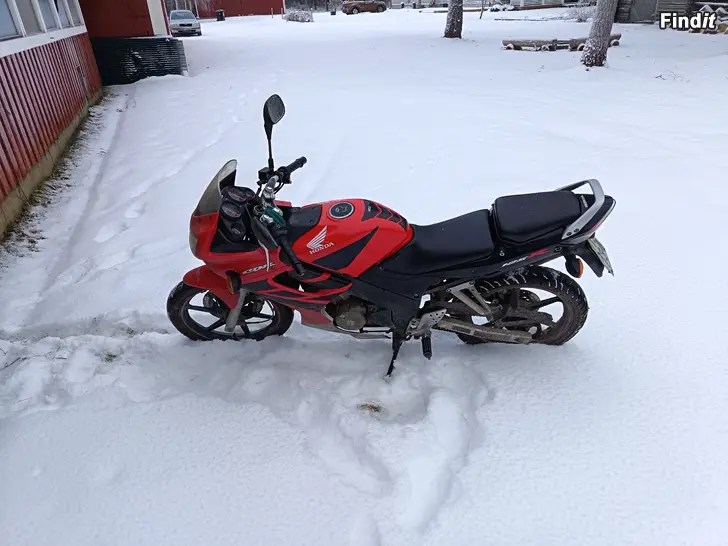 Myydään Honda CBR125R säljes