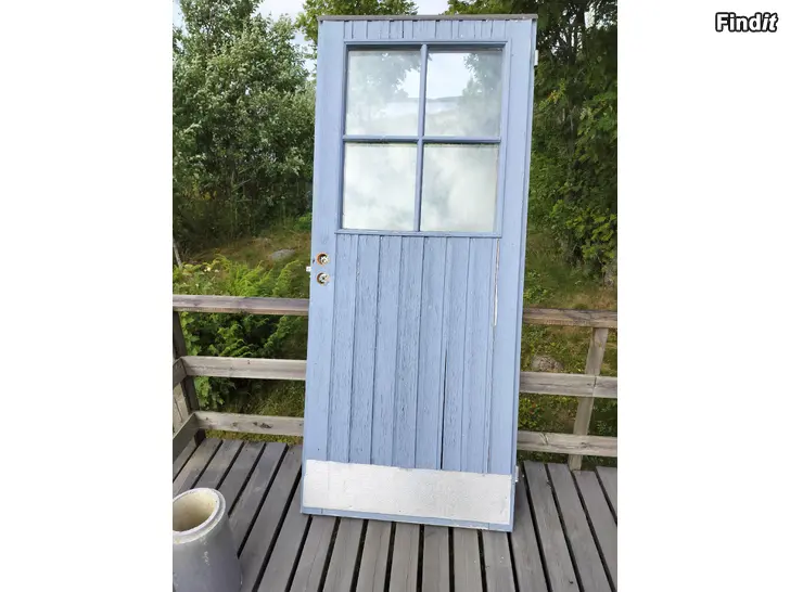 Säljes Mökki utomhus dörr med fönster och träpanel