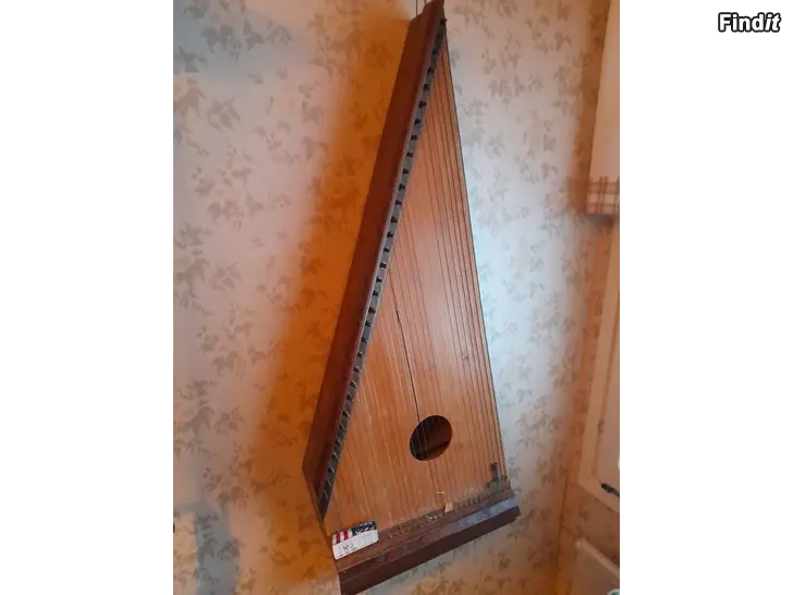 Säljes 3 st Musik instrument kantele, balalajka och el-orgel
