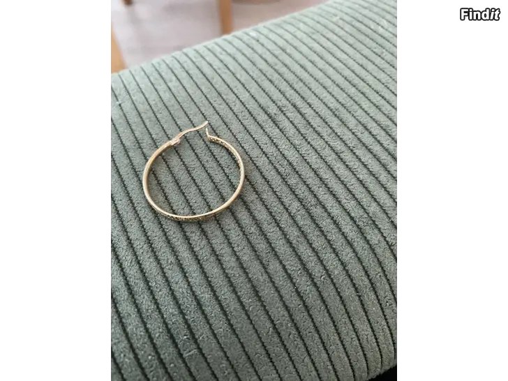 Myydään Kultainen korvarengas