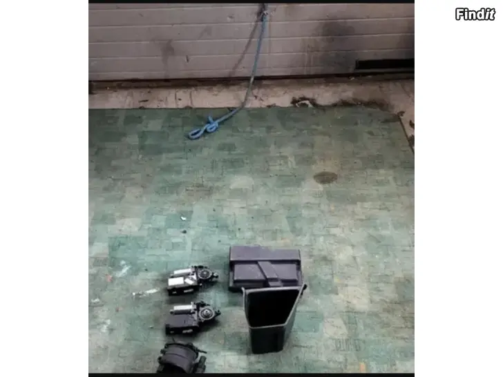 Myydään Tavaratilan laatikko akkukotelonkanssi