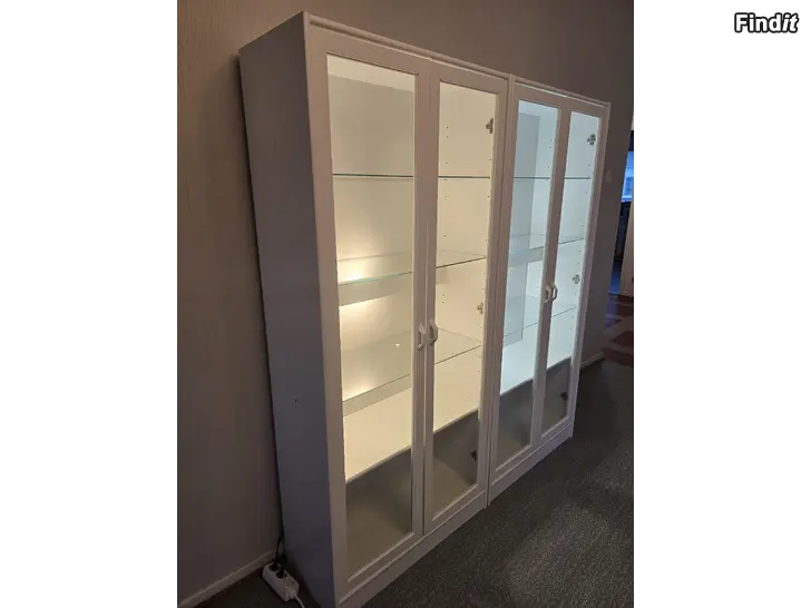 Säljes Vitrinskåp 2st