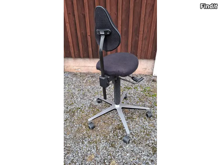 Säljes Arbetsstol på hjul med magstöd