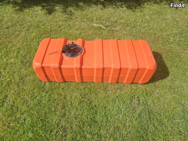 Myydään Bränsle tank i plast