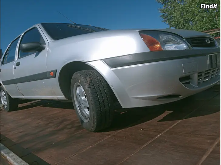 Myydään Ford Fiesta 1,3 mauaali 2000 varaosina